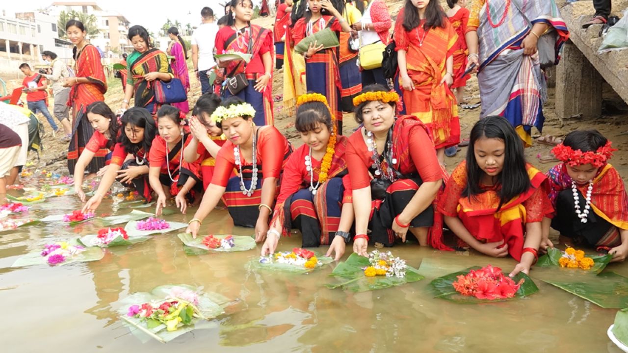 চেঙ্গী নদীতে ফুল ভাসানোর মধ্য দিয়ে শুরু হলো পাহাড়ের প্রাণের উৎসব ‘বিজু, সাংগ্রাই ও বৈসু’।