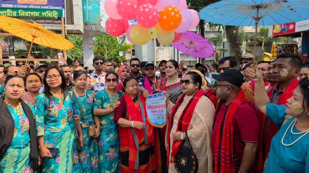 খাগড়াছড়িতে ঐতিহ্যবাহী মারমা সম্প্রদায়ের বর্ণাঢ্য শোভাযাত্রা অনুষ্ঠিত।