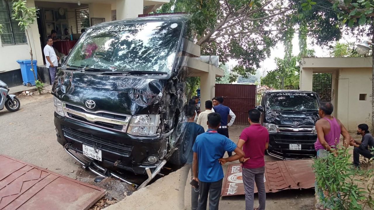 রাঙ্গামাটি মাইক্রোবাসের ব্রেক ফেল, সরাসরি বেতার কেন্দ্রের গেটে ধাক্কা চালকের দক্ষতায় বাঁচল যাত্রীরা।