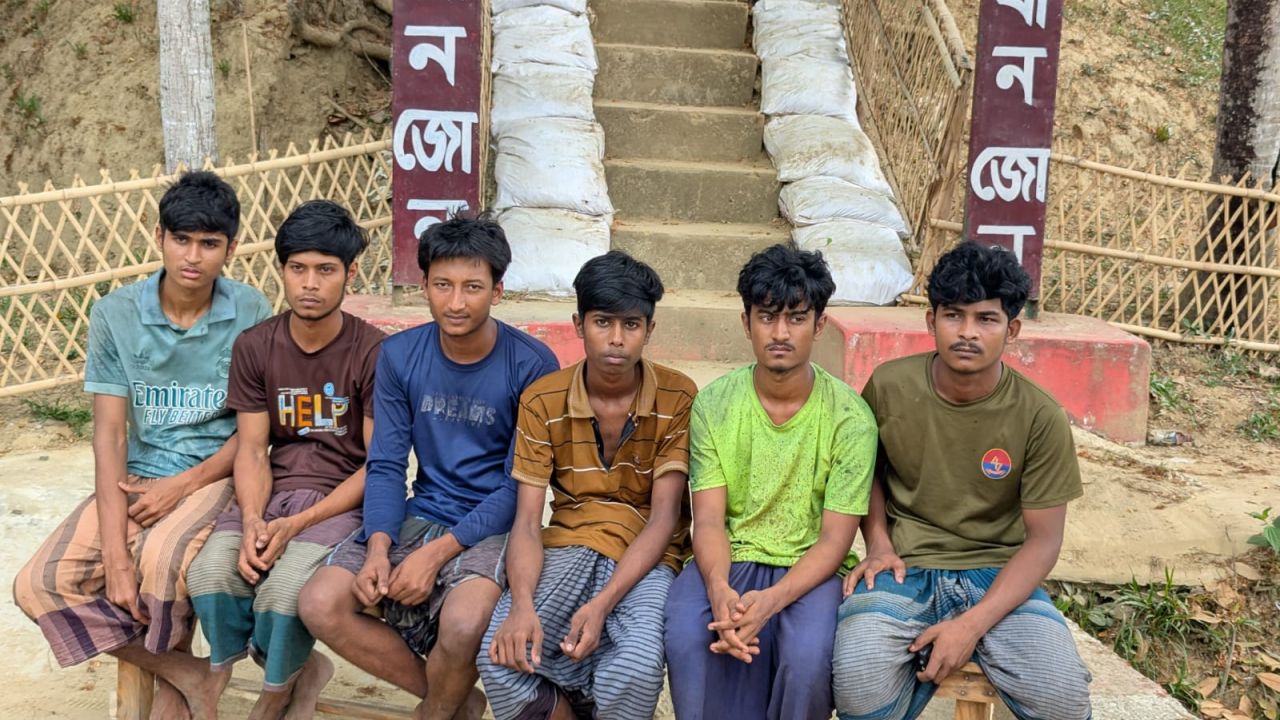 বান্দরবানে সেনাবাহিনীর সফল অভিযান: জেএসএস কর্তৃক অপহৃত ৬ শ্রমিক জীবিত উদ্ধার।