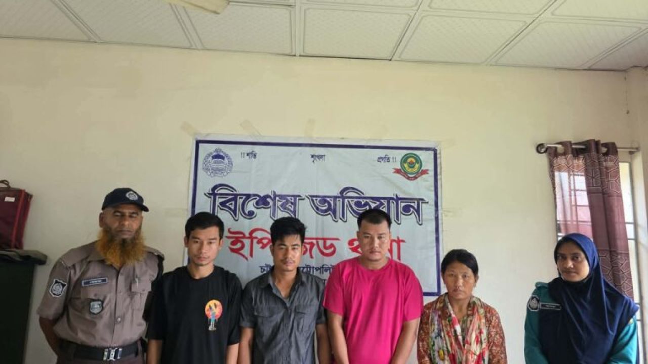 চট্টগ্রামে চাকমা তরুণীকেসংঘবদ্ধ ধর্ষণের অভিযোগে উপজাতি মারমা সম্প্রদায়ের ৪ জন গ্রেফতার।