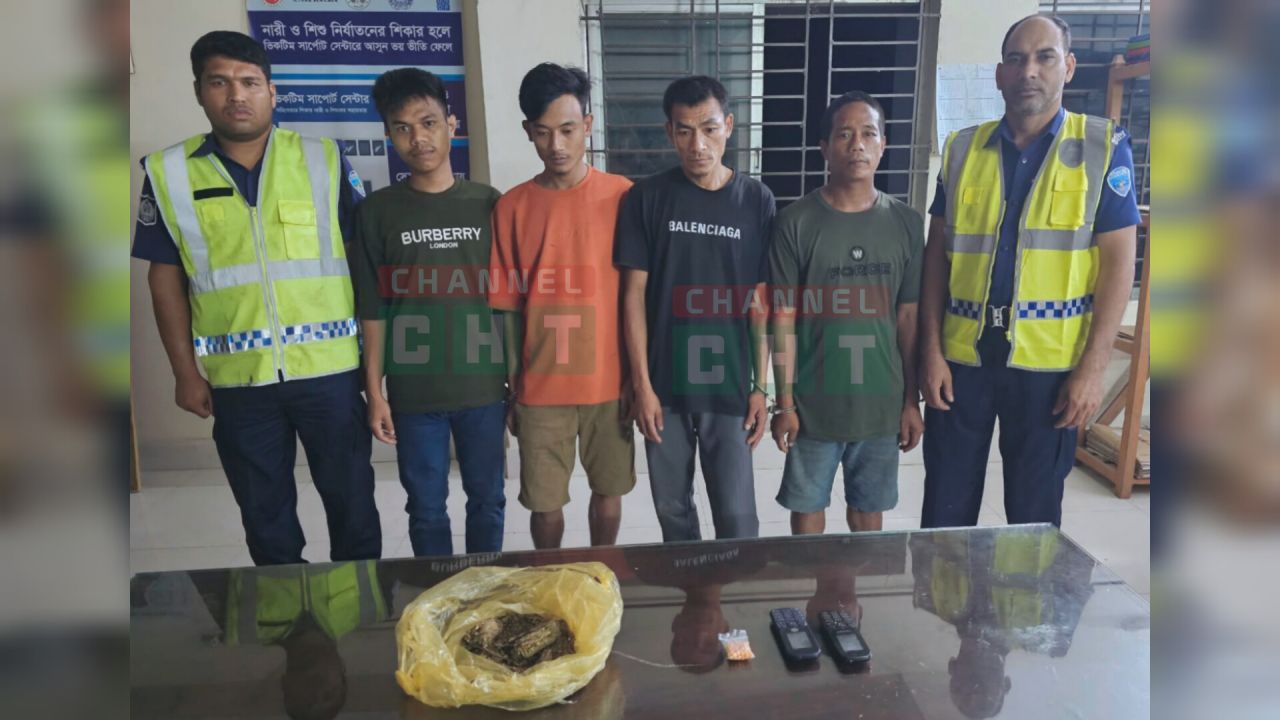সাজেকে সেনাবাহিনীর অভিযানে ইয়াবা ও গাঁজাসহ ৪ জন উপজাতি আটক।