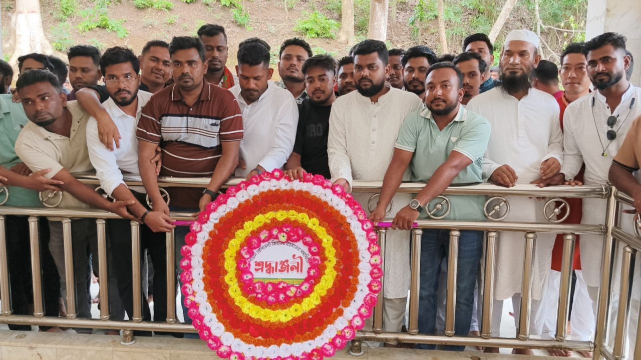 জিয়াউর রহমানের সমাধিতে রাঙ্গামাটি জেলা ছাত্রদলের নতুন কমিটির শ্রদ্ধা।