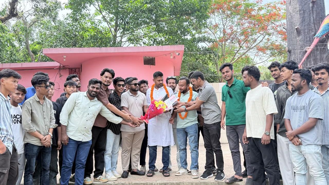 রাঙ্গামাটি জেলা ছাত্রদলের নব গঠিত কমিটির জিএসকে কাপ্তাই উপজেলা ছাত্রদলের ফুলেল শুভেচ্ছা।
