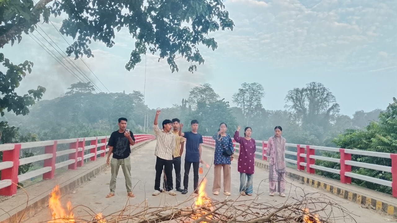 ইউপিডিএফ সদস্য হত্যার প্রতিবাদে সাজেকে আধাবেলা অবরোধ।