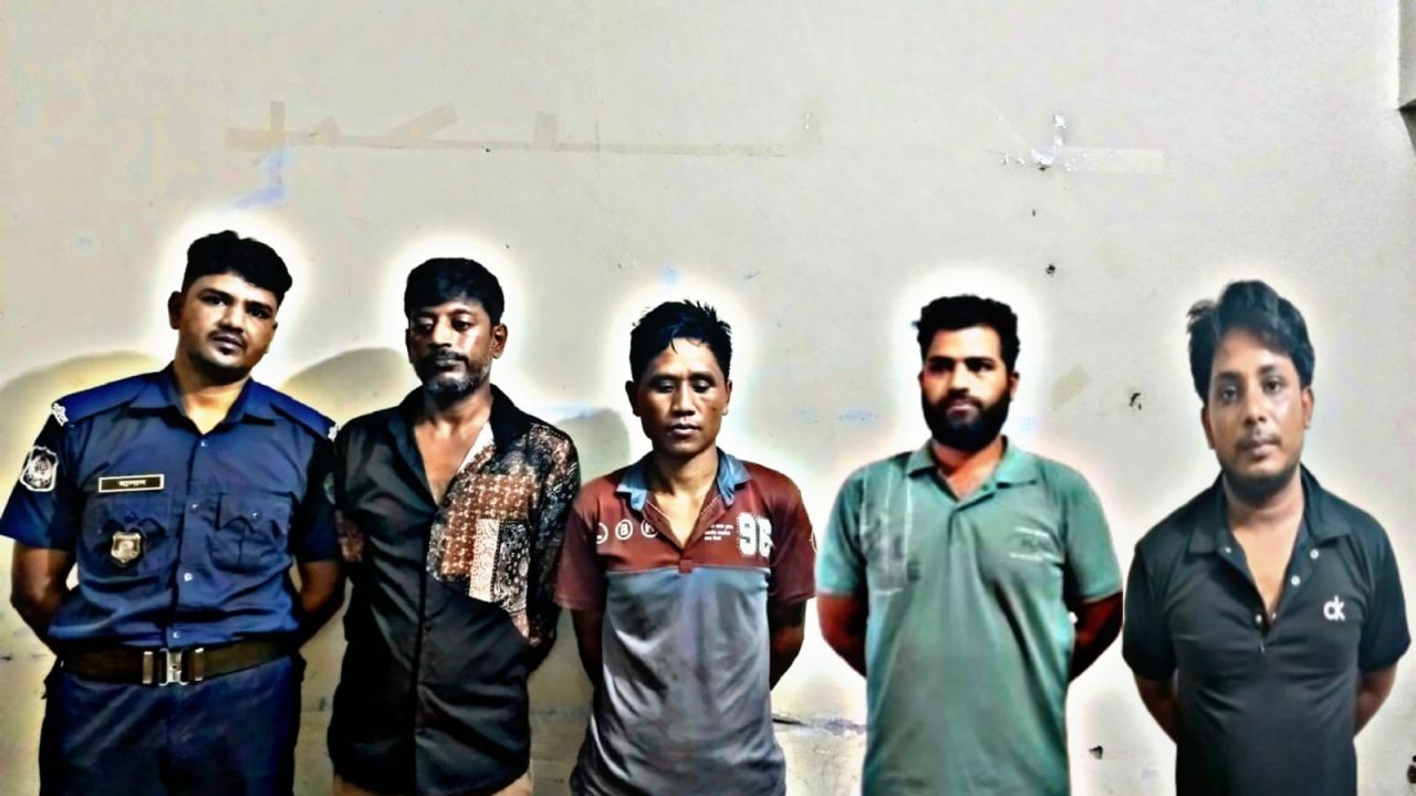 কোতয়ালী থানার বিশেষ অভিযানে শীর্ষ সন্ত্রাসী ও মাদক কারবারিসহ ৪ জন গ্রেফতার।
