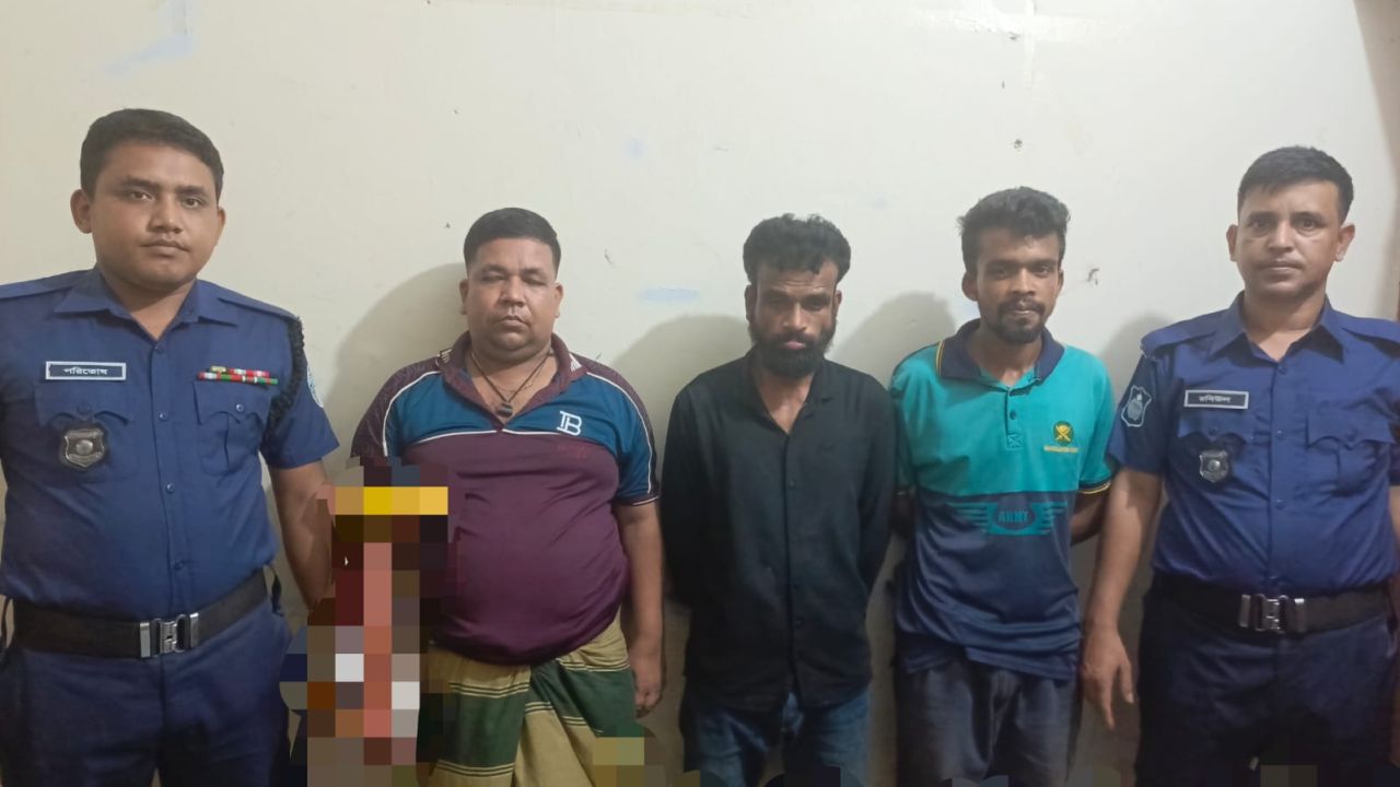 কোতোয়ালি থানার বিশেষ অভিযানে ১৭ পিস ইয়াবাসহ ‘কেচি মামুন’ গ্রেফতার, ধরা পড়লো আরও ২ আসামি।