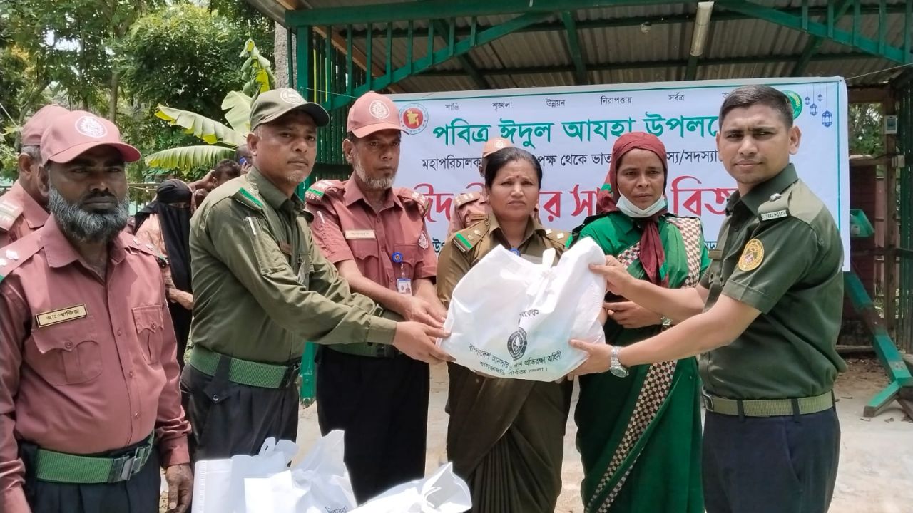 দীঘিনালায় আনসার ও ভিডিপি সদস্যদের মাঝে ঈদ সামগ্রী বিতরণ।