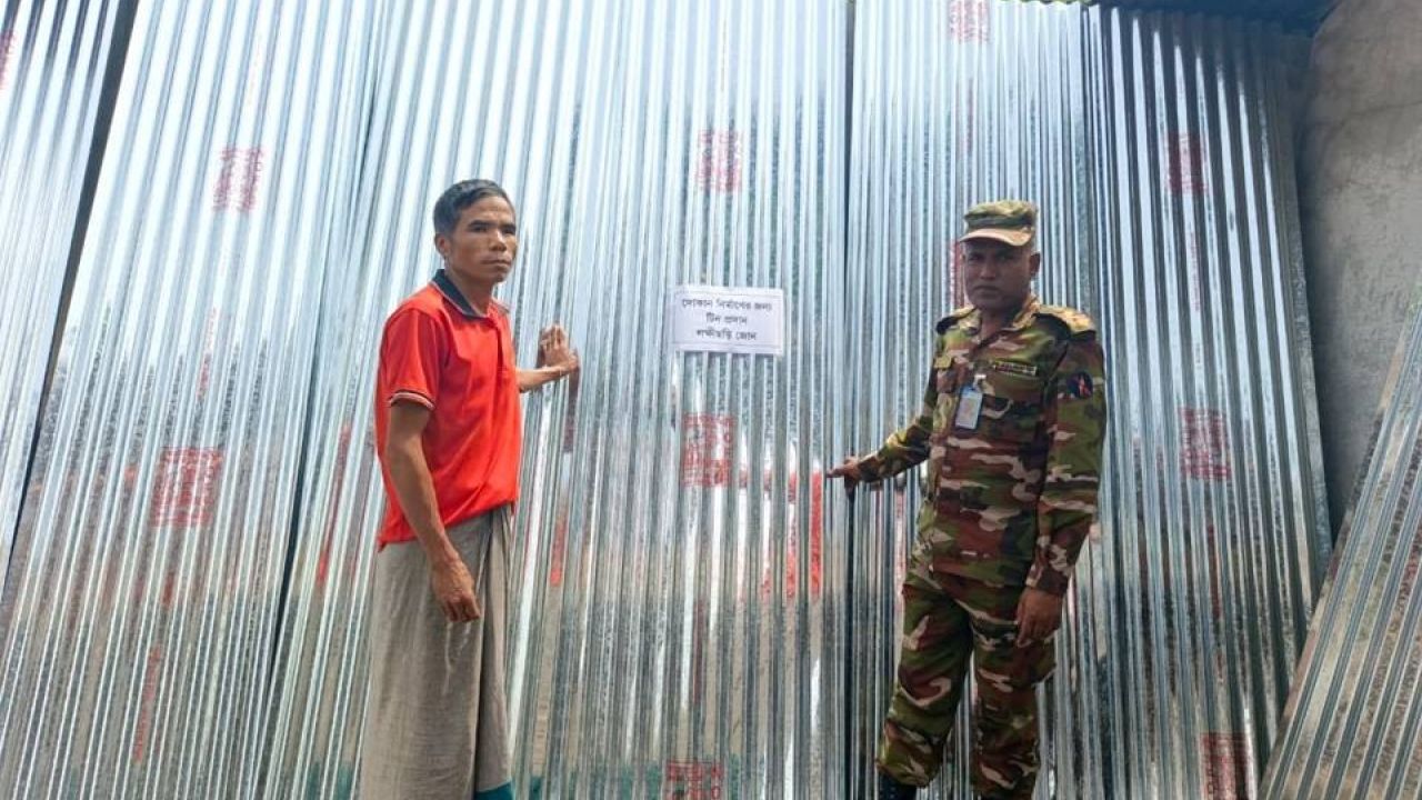 লক্ষীছড়িতে অগ্নিকাণ্ডে ক্ষতিগ্রস্ত পরিবারকে সেনাবাহিনীর সহায়তা।