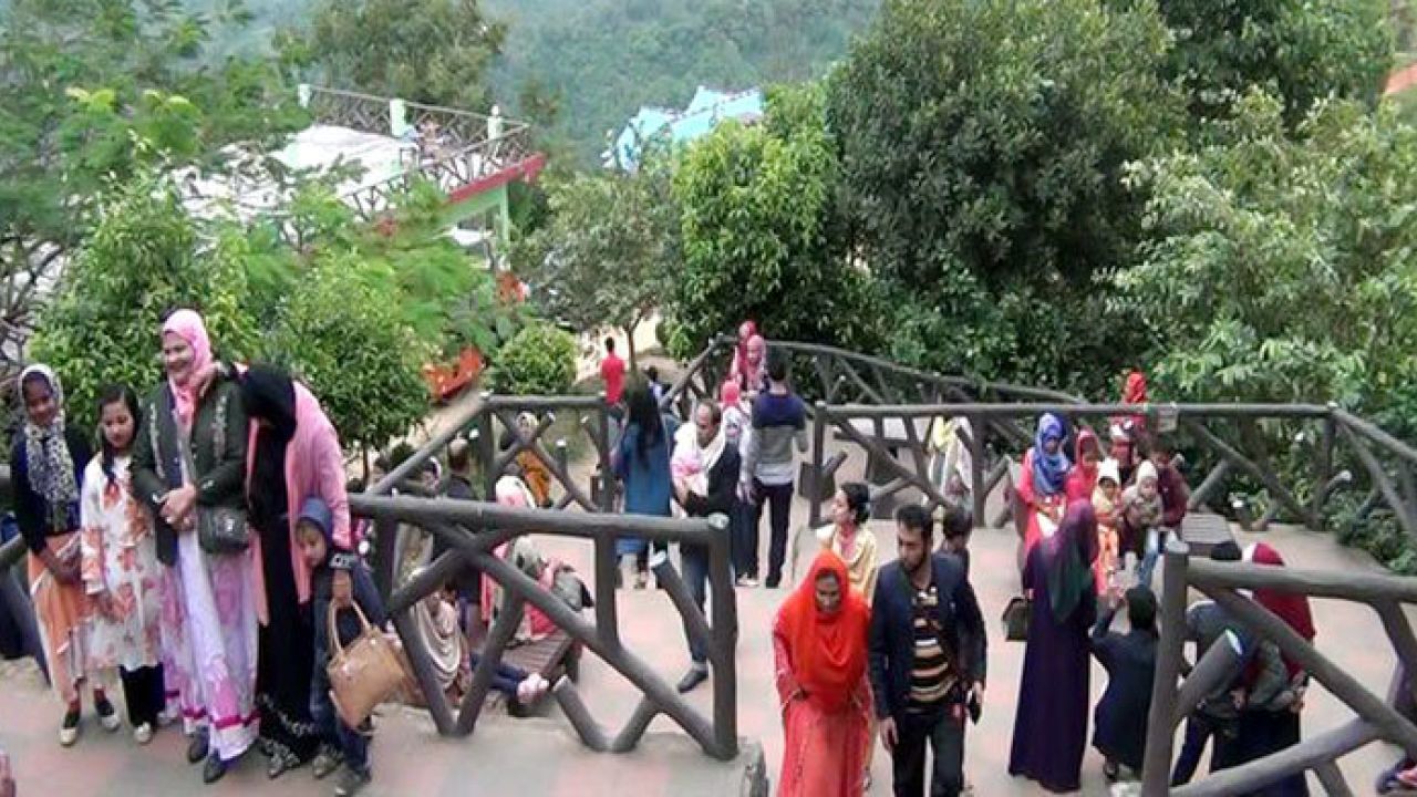 মেঘ-পাহাড়ের টানে বান্দরবানে পর্যটকের ঢল, জমজমাট ঈদের ছুটি।