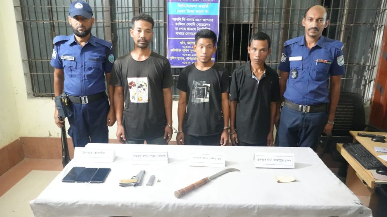মহালছড়িতে সেনা জোনের অভিযানে বিদেশি অস্ত্রসহ ইউপিডিএফ (মূল)-এর ৩ সন্ত্রাসী আটক।