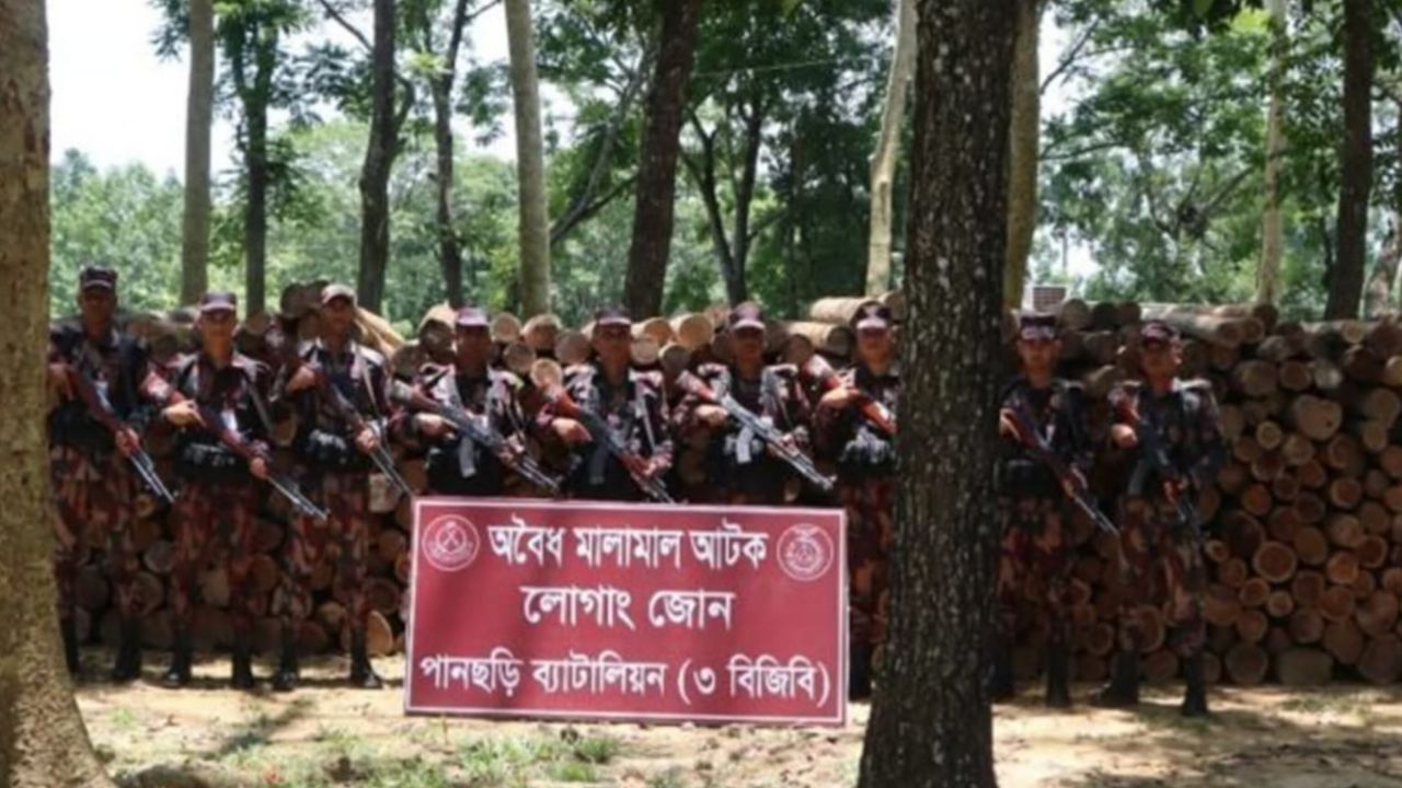পানছড়িতে বিজিবির অভিযানে ৯ লাখ টাকার অবৈধ সেগুন কাঠ জব্দ।