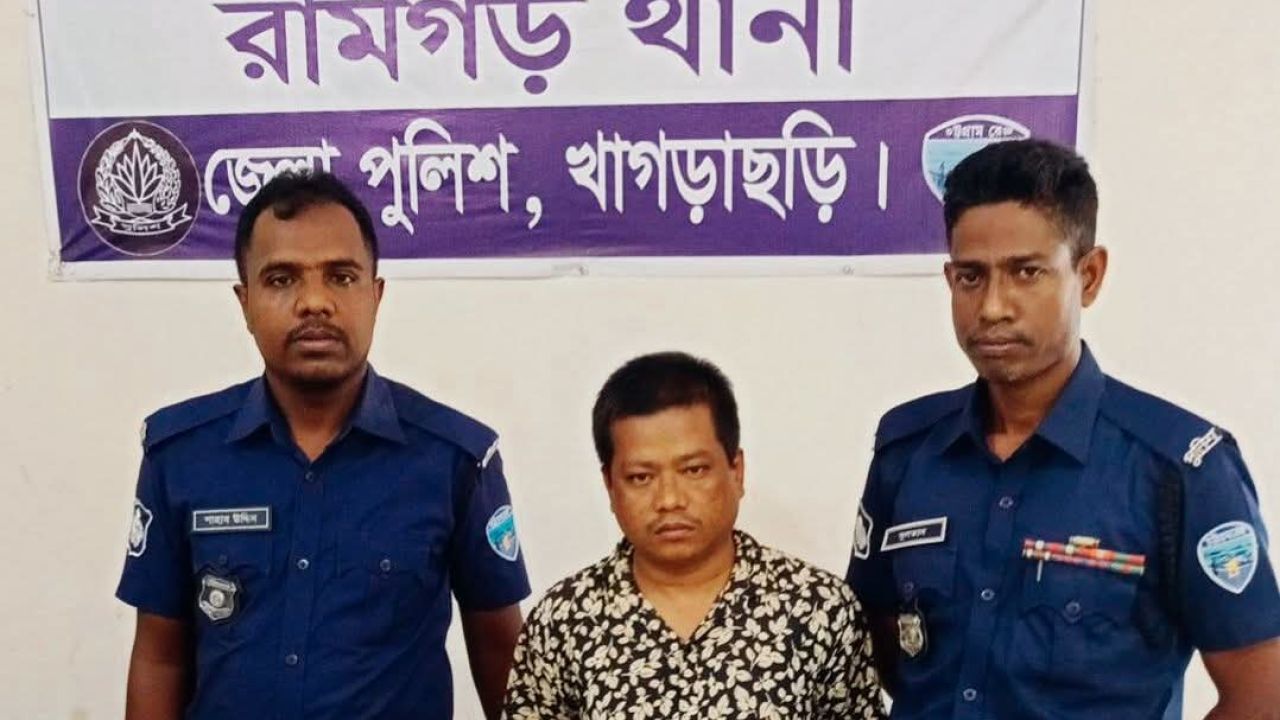 রামগড়ে অনলাইন জুয়া পরিচালনার অভিযোগে আটক ১