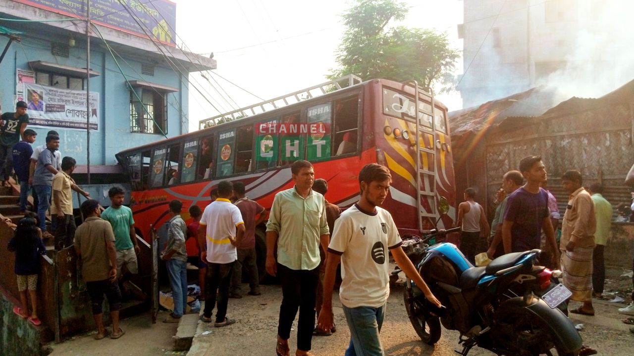 রিজার্ভ বাজারে নিয়ন্ত্রণ হারিয়ে অটোরিকশা শ্রমিক ইউনিয়ন ভবনে বাসের ধাক্কা, ক্ষতিগ্রস্ত ভবন-সিএনজি; বৃদ্ধসহ দুইজন গুরুতর আহত।