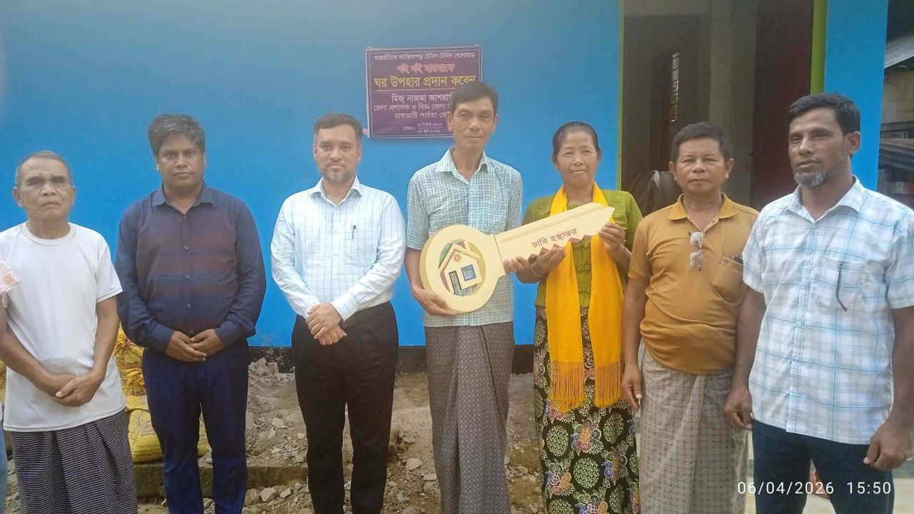 আন্তর্জাতিক টেবিল টেনিস তারকা খই খই মারমার পরিবারের জন্য সরকারি উপহারের ঘর হস্তান্তর।