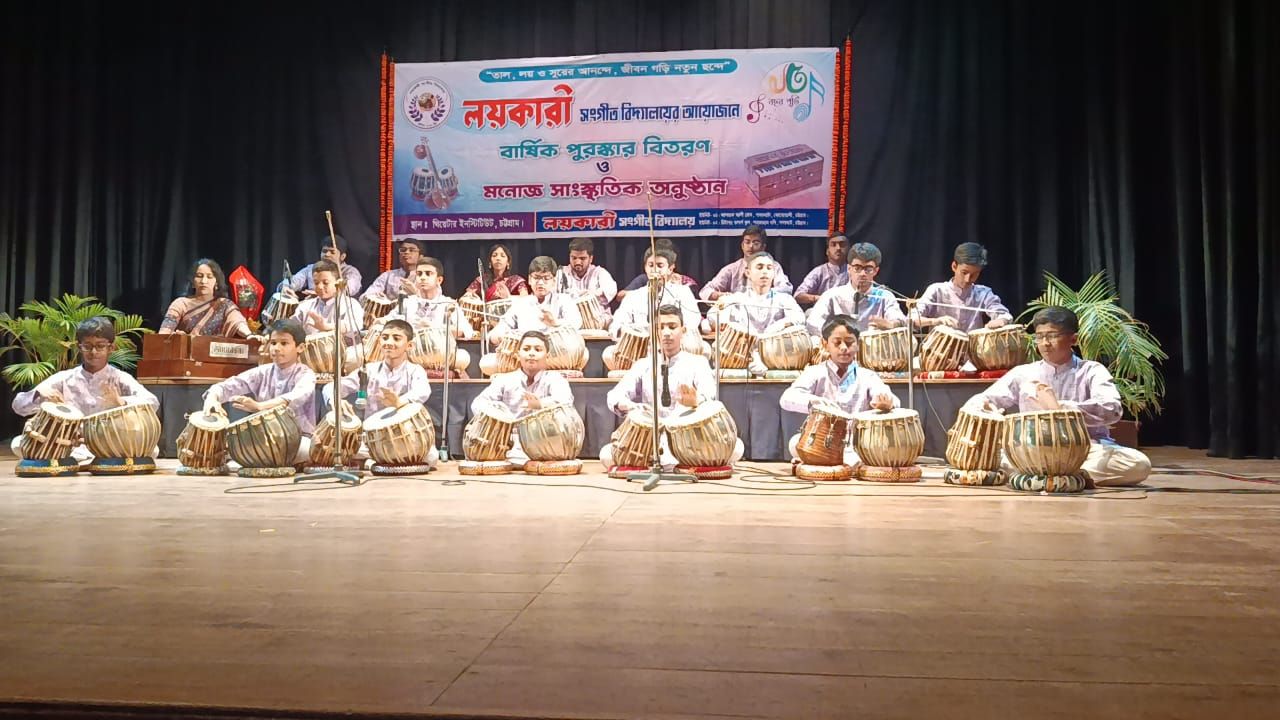 চট্টগ্রামে লয়কারী সংগীত বিদ্যালয়ের ১৫ বছর পূর্তি উদযাপন: গুণী শিল্পী বাবুল কান্তি দে ও ঝুলন দত্তকে সম্মাননা।