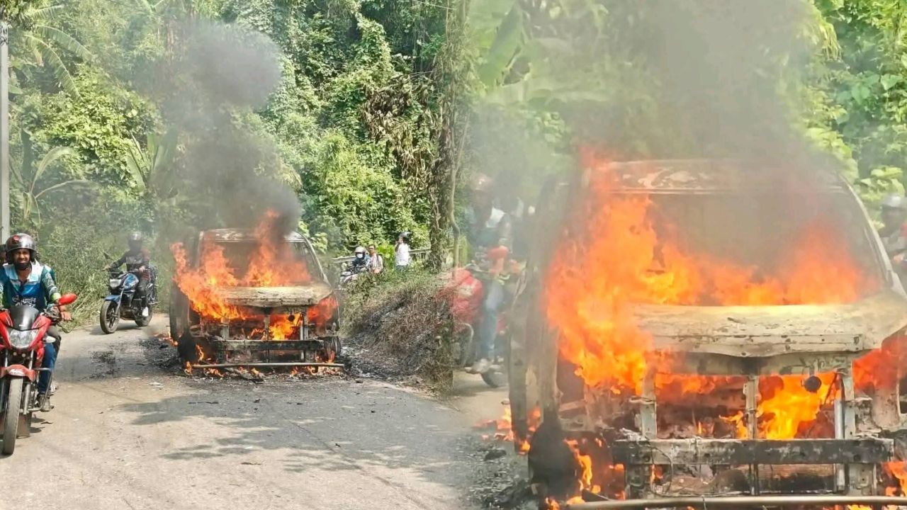 বান্দরবান-থানচি সড়কে চলন্ত মাইক্রোবাসে ভয়াবহ আগুন, প্রাণে বাঁচলেন চালকসহ ১১ পর্যটক।
