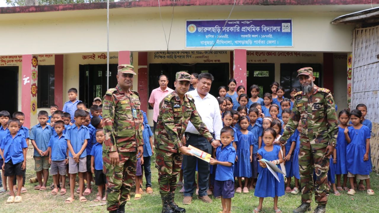 জারুলছড়ি প্রাথমিক বিদ্যালয়ে শিক্ষা সামগ্রী বিতরণ করেছে সেনাবাহিনীর দীঘিনালা জোন।