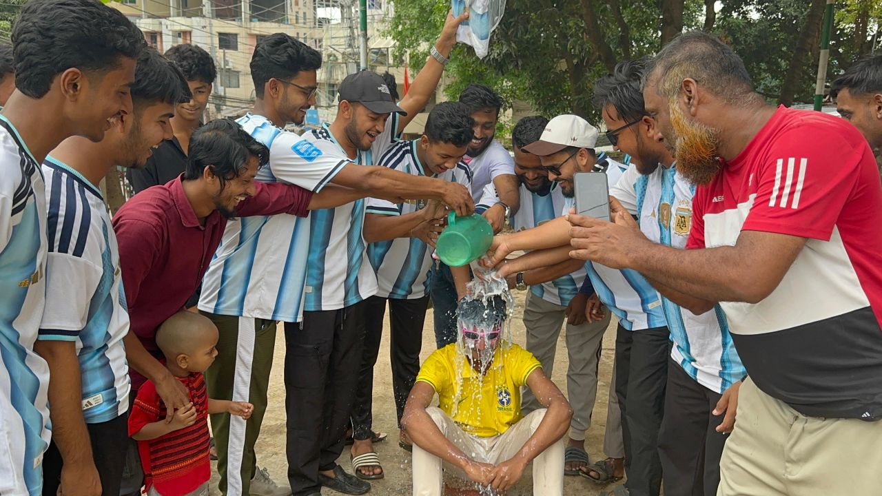 রাঙ্গামাটিতে ৭ লিটার দুধ দিয়ে গোসল করে ব্রাজিল ছাড়লেন তামিম, যোগ দিলেন আর্জেন্টিনায়।