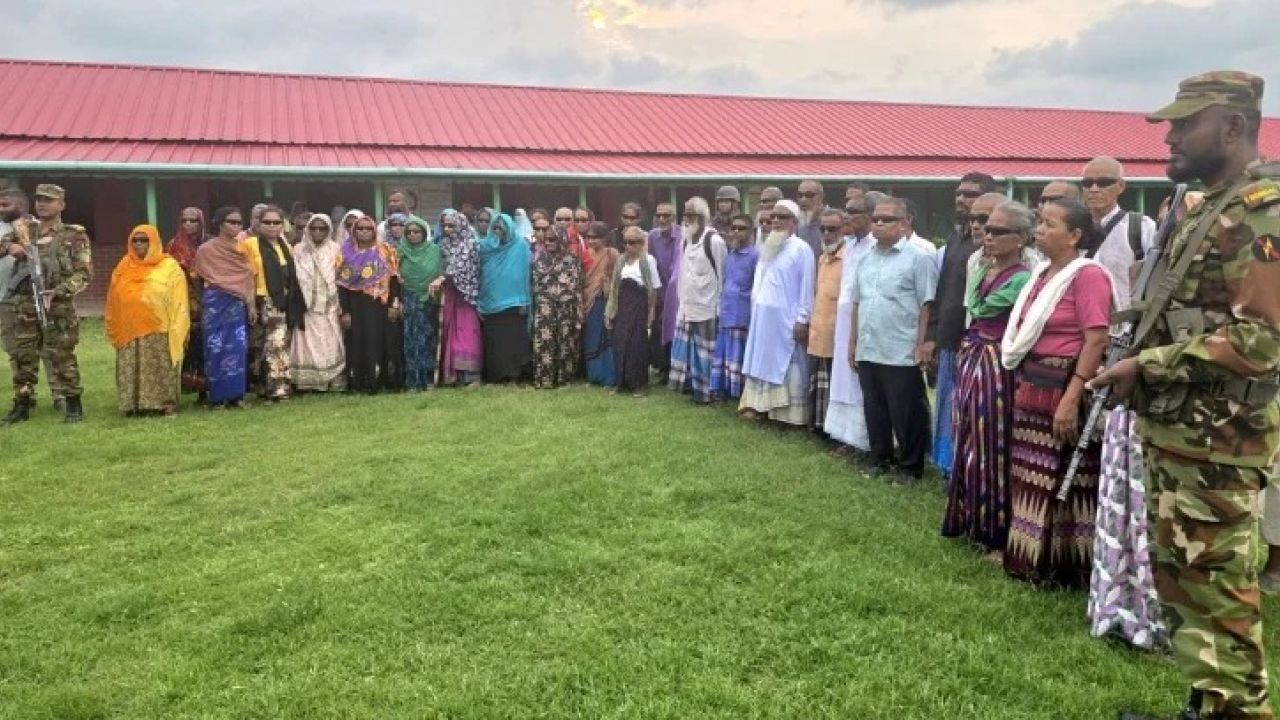 মহালছড়িতে সেনাবাহিনীর উদ্যোগে বিনামূল্যে চক্ষু চিকিৎসা ও ছানি অপারেশন: পাহাড়ি-বাঙালি সম্প্রীতির অনন্য দৃষ্টান্ত।