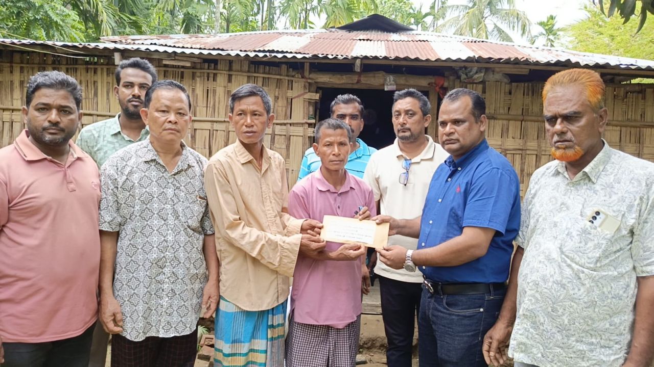 কাপ্তাইয়ে ক্যান্সার আক্রান্ত তঞ্চঙ্গ্যা পরিবারের পাশে প্রতিমন্ত্রী ব্যারিস্টার মীর মো. হেলাল উদ্দিন।