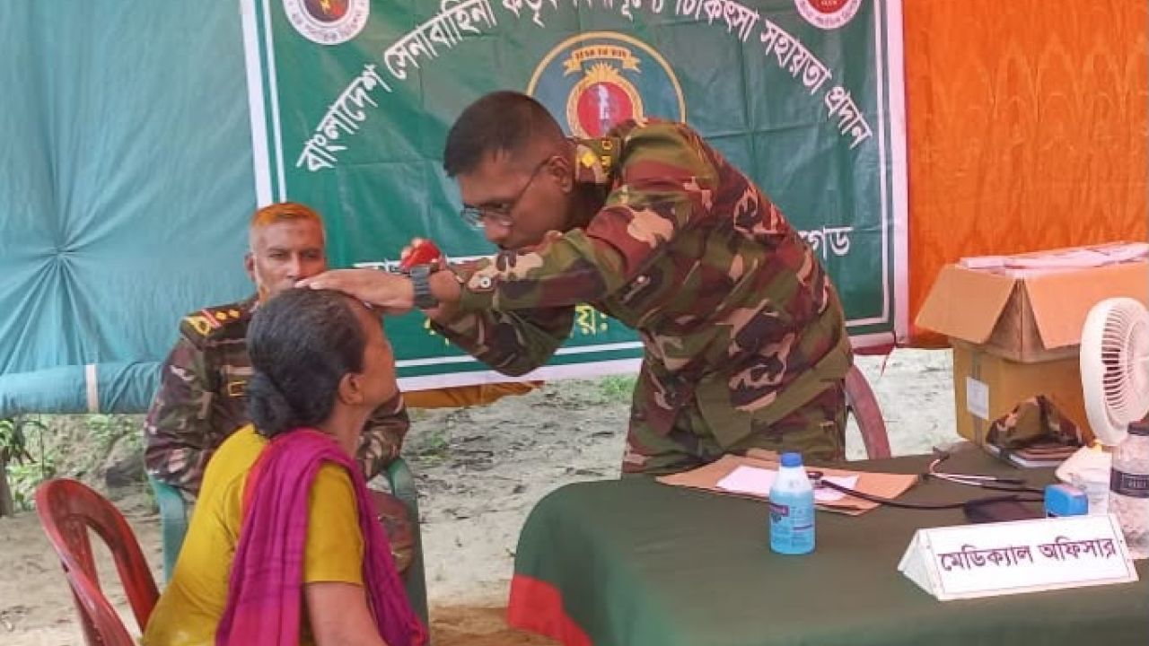 দুর্গম পাহাড়ে অসহায়দের বিনামূল্যে চিকিৎসা সেবা ও ঔষধ দিচ্ছে, বাংলাদেশ সেনাবাহিনী।