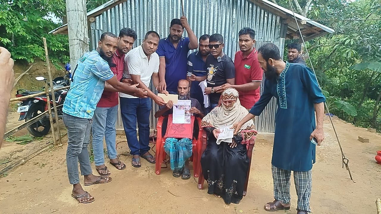 রাঙ্গামাটি রাজস্থলীতে ক্যান্সার আক্রান্ত মহিবুল্ল্যাহর পরিবারকে আর্থিক সহায়তা প্রদান।