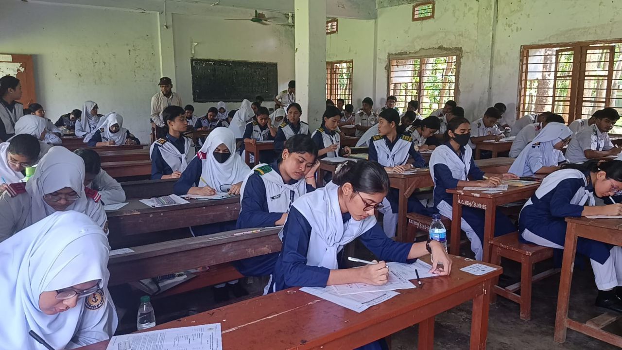 কাপ্তাইয়ে এইচএসসি পরীক্ষা শুরু: অংশ নিচ্ছেন ৮৪১ জন পরীক্ষার্থী।