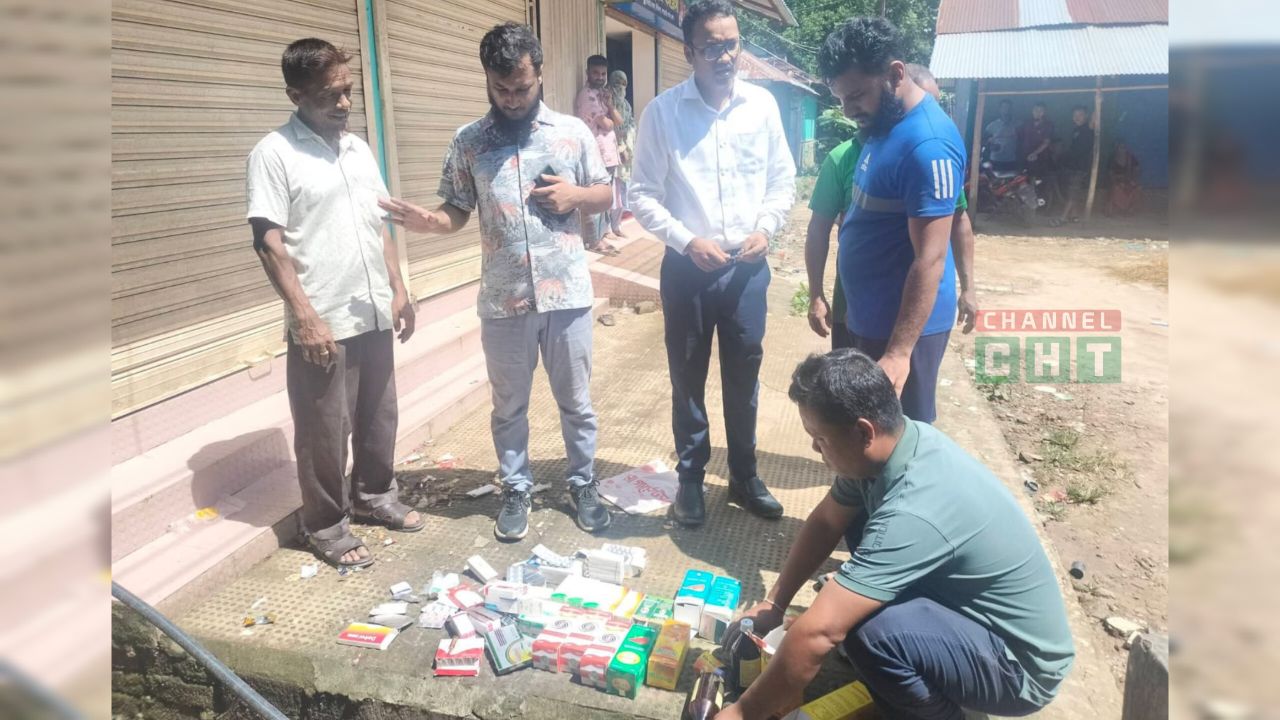 বেতছড়ি বাজারে এম রহমান ফার্মেসিতে অভিযান, মেয়াদোত্তীর্ণ ওষুধ জব্দ: জরিমানা ১০ হাজার।