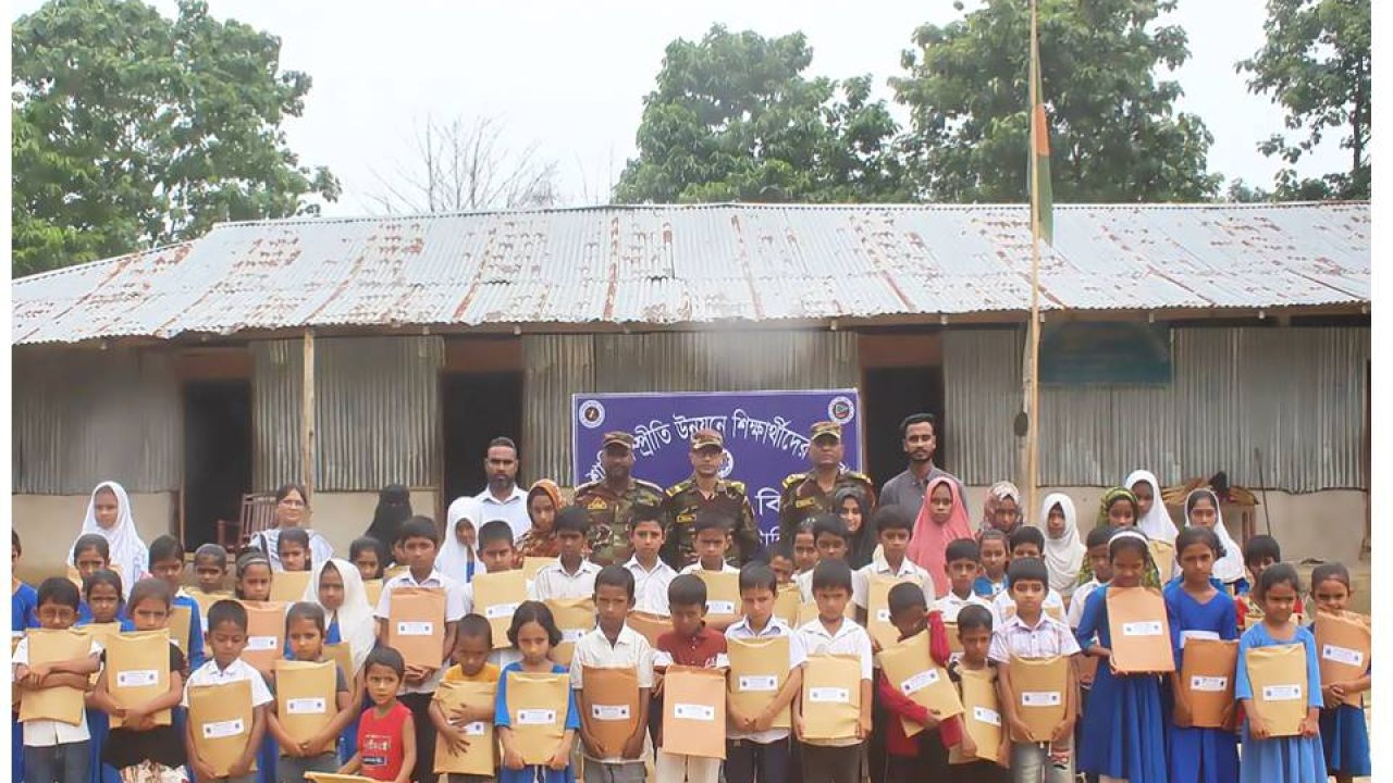 কাপ্তাইয়ে ১১ আর ই ব্যাটালিয়নের উদ্যোগে শিক্ষার্থীদের মাঝে শিক্ষা সামগ্রী বিতরণ।