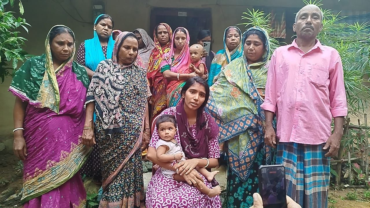 সাত মাসের শিশুকে বুকে নিয়ে মৃত্যুর সঙ্গে লড়ছেন ২১ বছরের টুম্পা, ১০ লাখ টাকার অভাবে থেমে গেছে চিকিৎসা।
