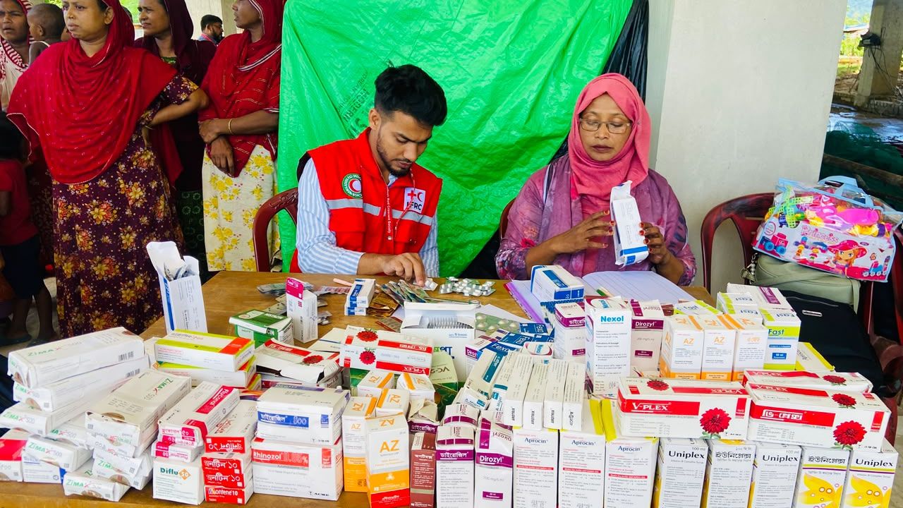 রাঙ্গামাটির রূপনগরে বন্যাদুর্গত মানুষের পাশে রেড ক্রিসেন্ট, ২৫০ জনকে ভ্রাম্যমাণ চিকিৎসাসেবা।