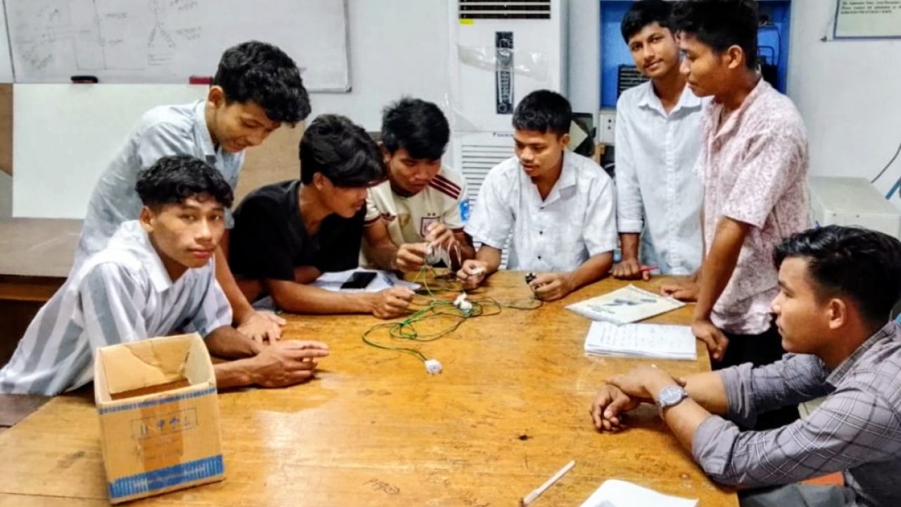 বান্দরবান সেনা রিজিয়নের উদ্যোগে ৪ সপ্তাহ ব্যাপী বেকার যুবকদের মাঝে কারিগরি প্রশিক্ষণ প্রদান।