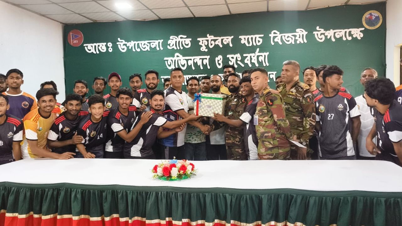 দীঘিনালা ফুটবল দলকে ৩–২ গোলে পরাজিত করে চ্যাম্পিয়ন লংগদু জোন; বিজয়ী খেলোয়াড়দের সংবর্ধনা প্রদান।