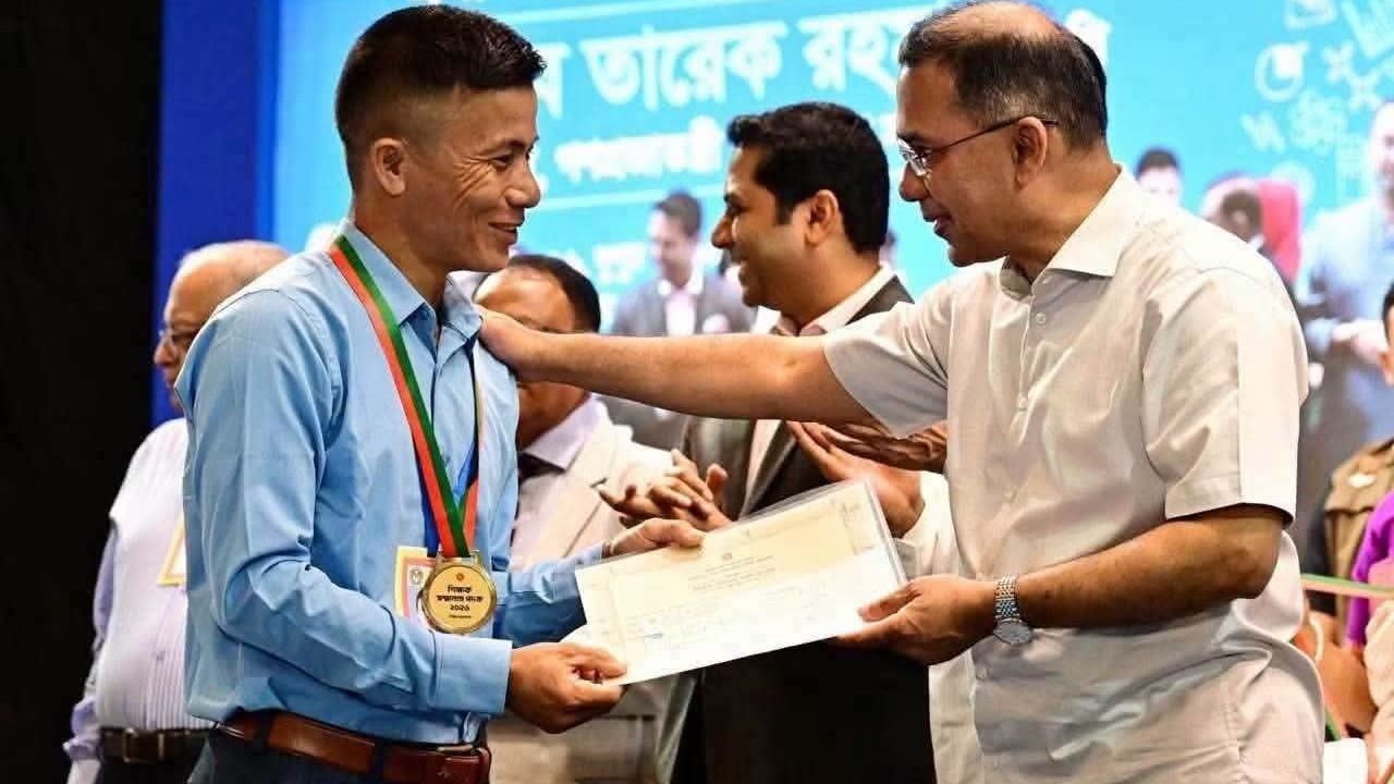 সহকর্মীদের বেতন জোগাতে নৌকা চালানো সেই শিক্ষক পেলেন সম্মাননা।