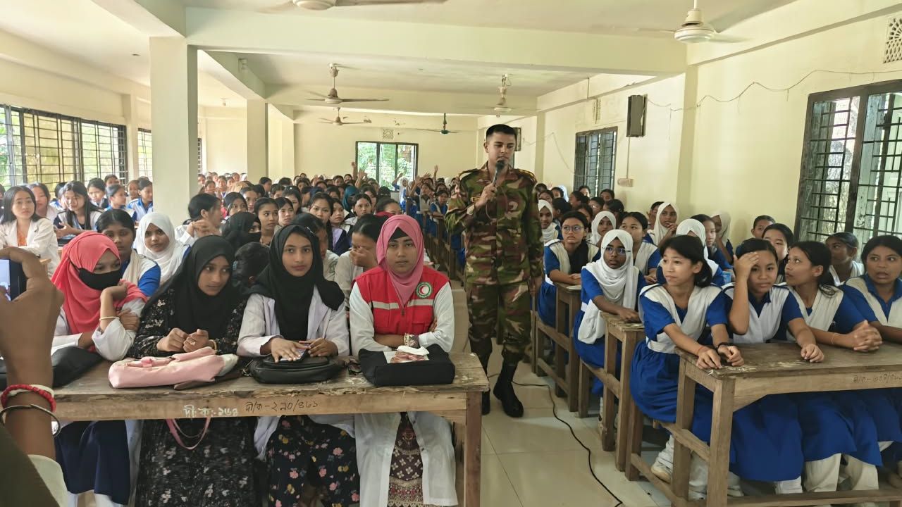 দীঘিনালায় সেনাবাহিনীর উদ্যোগে কিশোরীদের স্বাস্থ্য সচেতনতামূলক ক্লাস, অংশ নিল ৫ শতাধিক শিক্ষার্থী।