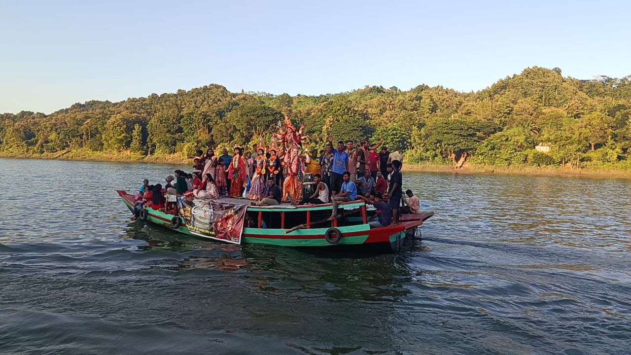 কাপ্তাইয়ে কর্ণফুলী নদীতে প্রতিমা বিসর্জনে শেষ হলো দুর্গাপূজার আনুষ্ঠানিকতা।